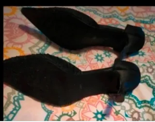 Zapatos de tacón negros y dorados