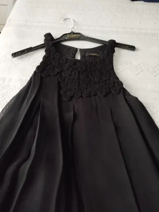 Vestido negro Tintoretto con adorno flores