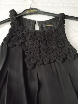 Vestido negro Tintoretto con adorno flores