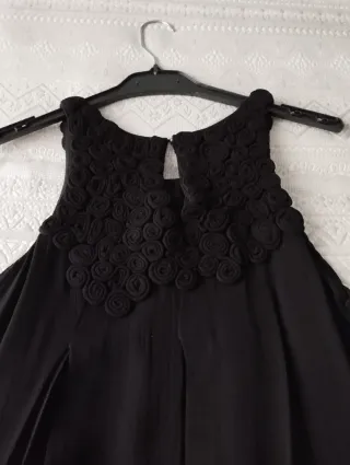 Vestido negro Tintoretto con adorno flores