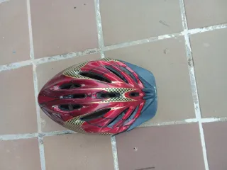 Casco de bicicleta rojo y negro