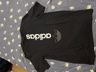 Camiseta Adidas Negra con Rayas Grises