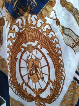 Pañuelo azul y dorado vintage firma italiana.