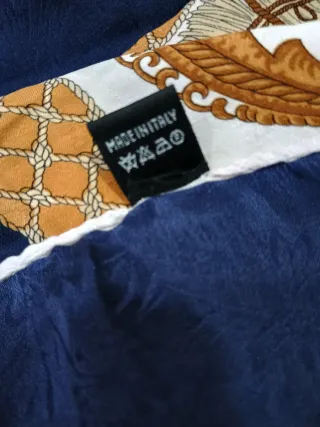 Pañuelo azul y dorado vintage firma italiana.
