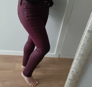 Pantalón pitillo burdeos