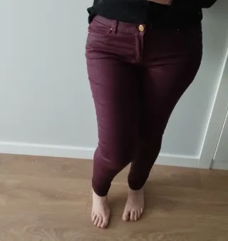 Pantalón pitillo burdeos