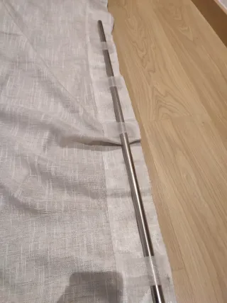 Cortina de tela beige y blanca