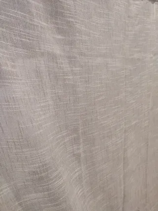 Cortina de tela beige y blanca