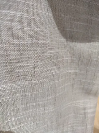 Cortina de tela beige y blanca