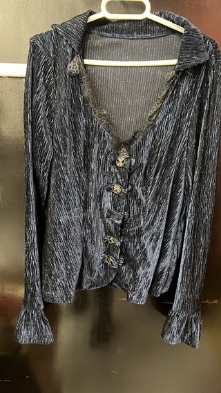 Blusa negra y plateada con encaje