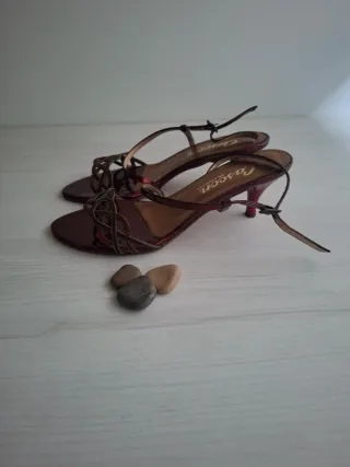 Sandalias fiesta doradas y rojas