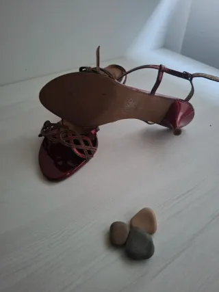 Sandalias fiesta doradas y rojas