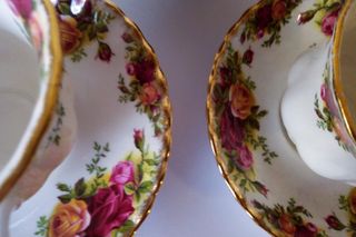 Tu y Yo + lechera y azucarero Royal Albert Rosas