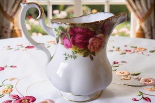 Tu y Yo + lechera y azucarero Royal Albert Rosas