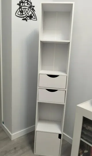 Estantería blanca de madera.