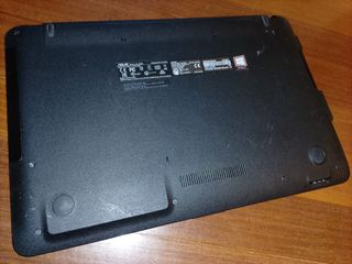 Portátil ASUS con golpe lateral