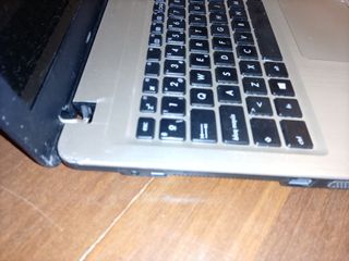 Portátil ASUS con golpe lateral