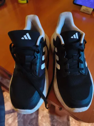 Zapatillas Adidas Negras y Blancas