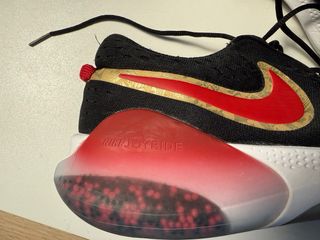 Nike Joyride negras,rojas y doradas