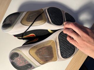 Nike Joyride negras,rojas y doradas