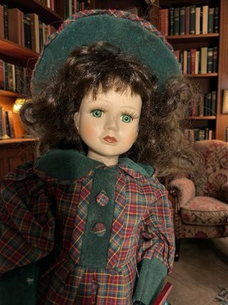 Muñeca Porcelana Colección Violín Vestido Escocés