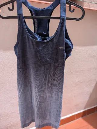 Camiseta Kiprun azul y gris