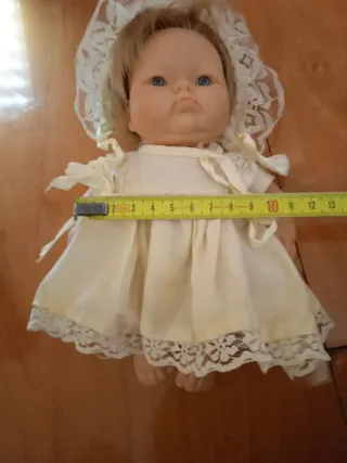 Muñeca Berenguer con vestido de encaje
