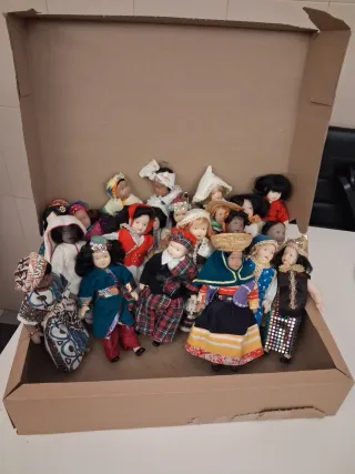 22 Muñecas del Mundo Porcelana