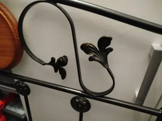 Cabecero de forja con detalle madera