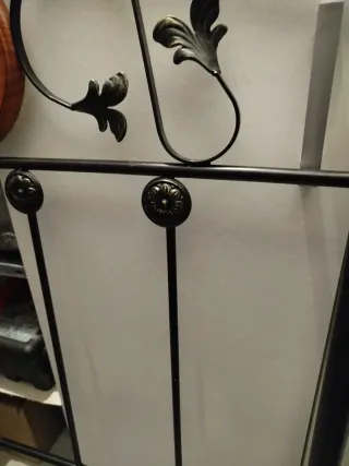Cabecero de forja con detalle madera