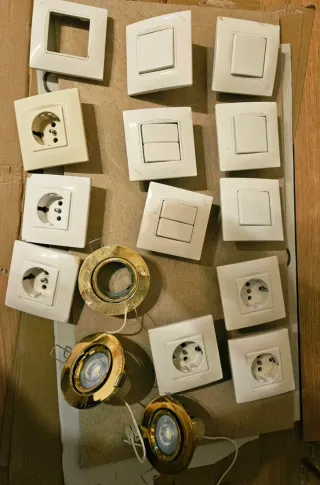 Lote enchufes y 2 focos dorados