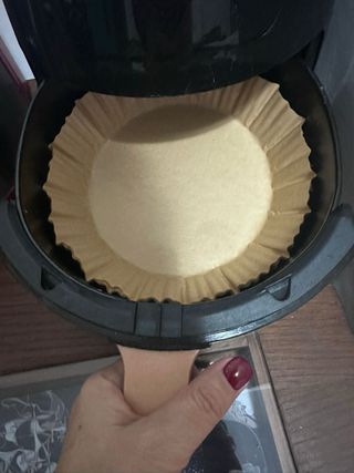 Freidora de aire negra con detalles cobre