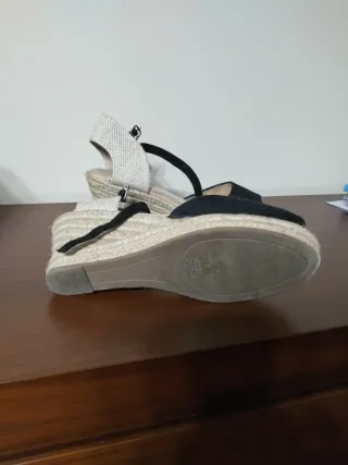 Sandalias cuña negras y beige