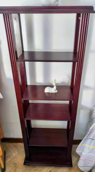 Estantería de madera oscura