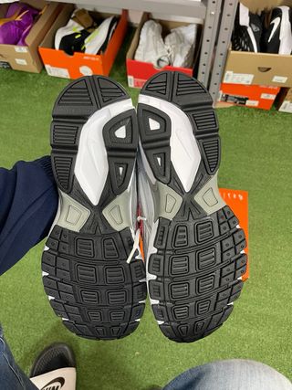 Nike Initiator Argento/Bianco 44 nuovo