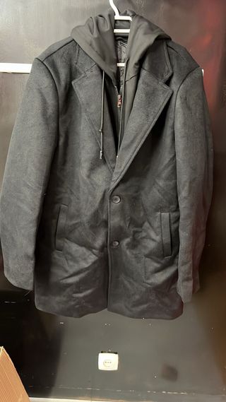 Abrigo negro con capucha