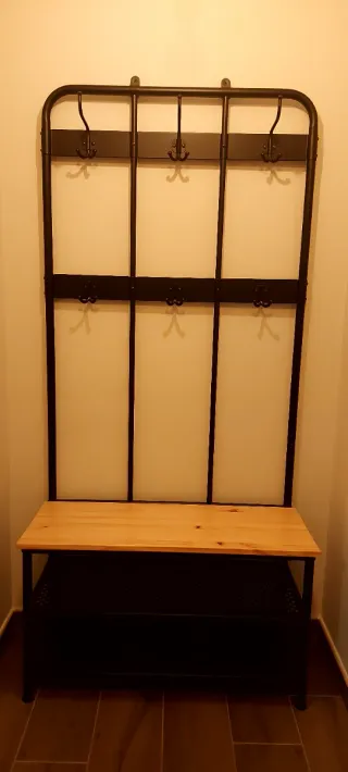 Recibidor Ikea, metal negro con madera pino.