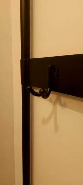 Recibidor Ikea, metal negro con madera pino.