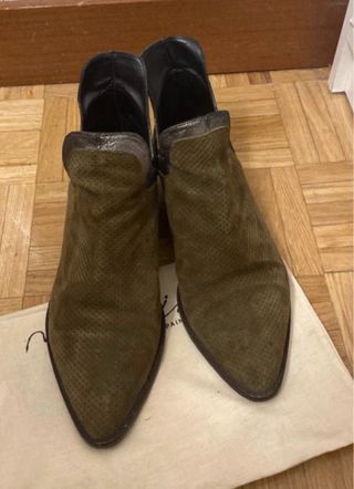Botines Micuir ante verde militar