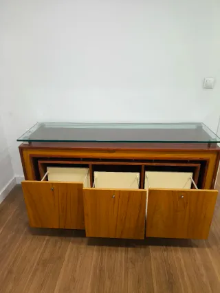 Mueble de oficina con cristal y madera