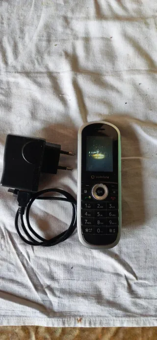 Teléfono Huawei con cargador