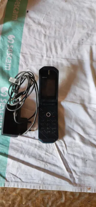 Teléfono Huawei con cargador