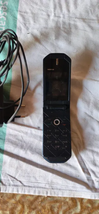 Teléfono Huawei con cargador