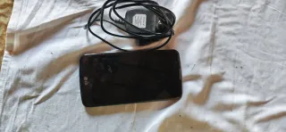 Teléfono Huawei con cargador