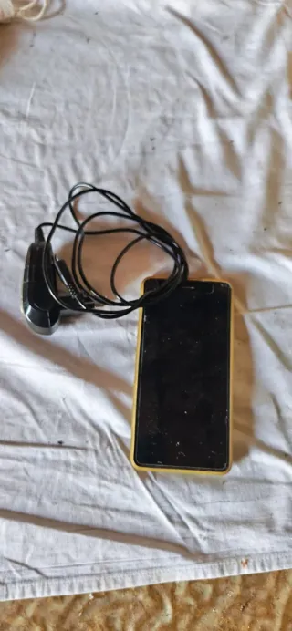 Teléfono Huawei con cargador