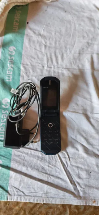 Teléfono Huawei con cargador