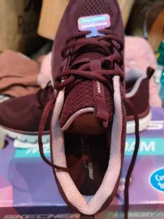 Zapatillas Skechers Mujer T.41 Vino/Blanco Nuevas