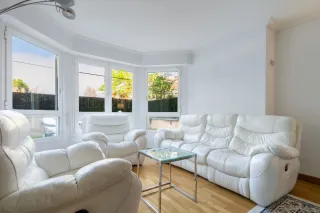 Divano e poltrone in pelle bianca motorizzati