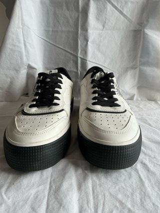 Zapatillas Bershka Blancas y Negras