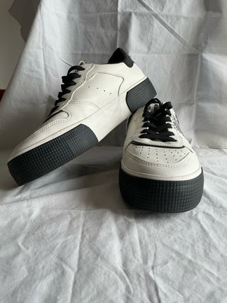 Zapatillas Bershka Blancas y Negras